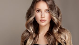 Corte de pelo mariposa: qué es y por qué es perfecto para las que tienen pelo liso