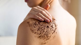 Todos los beneficios de exfoliarse la piel después del verano (y cómo hacerlo correctamente)