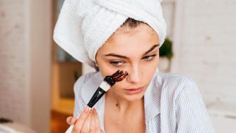 ¿Se están complicando demasiado las rutinas faciales? ¡Respondemos!