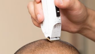 Trucos, consejos y recomendaciones si te afeitas la cabeza