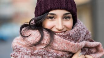 Me lo ha dicho un experto: las mejores rutinas para cuidar y proteger tu cabello este invierno