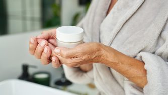 Estos son los cuidados que debes darle a tus manos a partir de los 50