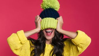 Llega el invierno y, con él, los gorros. Cómo evitar que te dañen el cabello