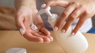 Leche limpiadora: qué es y en qué se diferencia de otros desmaquillantes