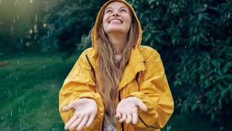 Guía de cómo cuidar tu cabello durante la temporada de lluvias