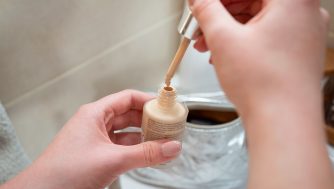 Si tienes piel rosacea, estas son 3 bases de maquillaje más cuidadosas con tu rostro