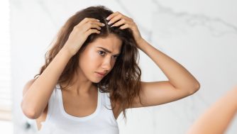 Tu cabello también puede verse afectado por la contaminación y estos son los síntomas