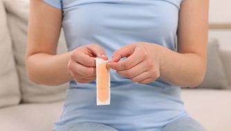 Si te has hecho un corte, esto es lo que debes hacer para darle unas primeras curas