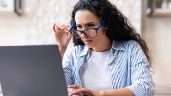Ojos cansados por el uso de pantallas: cuánto, cuándo y cómo descansar la vista