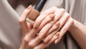 Inspírate con las 7 mejores ideas para hacerte una manicura en tonos tierra