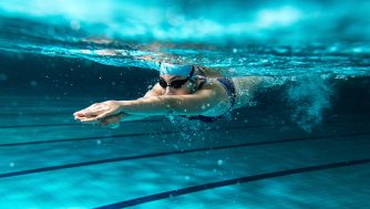 La natación es el deporte más completo y estas son las razones por las que debes empezar a practicarlo