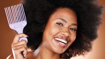 Si tienes el pelo afro, estos son los 7 mejores peines y cepillos que podrás usar
