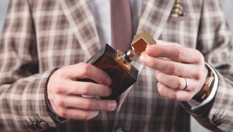 Los 11 mejores perfumes que huelen a invierno para hombres