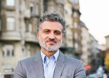 Cortes de pelo para hombres con canas