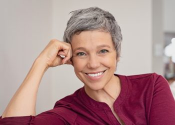 Mejores cortes de pelo para las canas en mujeres