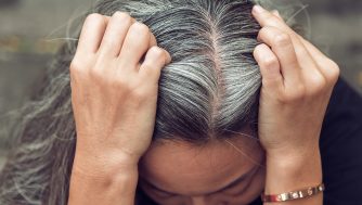 ¿Por qué tengo el cuero cabelludo enrojecido? Causas y tratamientos