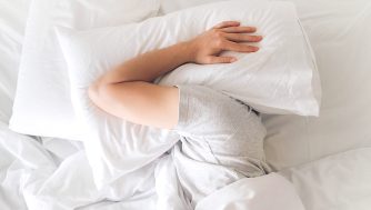 La temible resaca: por qué aparece y qué puedes hacer para pasarla