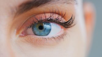 ¿Es buena la vaselina para las pestañas?