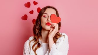 Celebrar San Valentín en casa y sola también es romántico: ideas para un día de autocuidado perfecto