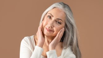 Los 4 mejores contornos de ojos para mujeres de más de 70 en 2025