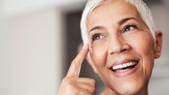 Las 4 mejores cremas para mujeres de más de 70 en 2025