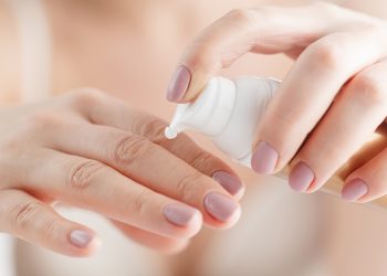 Por qué salen manchas en las manos.