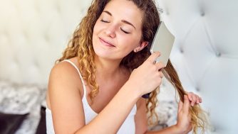 Cómo peinar el pelo graso para disimularlo