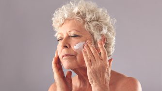 La mejor rutina facial de noche que todas las mujeres de más de 70 necesitan