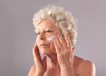 Una rutina facial de noche a los 70 pensada especialmente para ti.