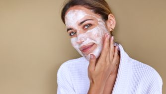 Por qué usar mascarillas faciales y cómo hacerlo correctamente