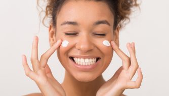 Cuál es la mejor edad para empezar con la rutina de cuidado facial y cómo hacerlo