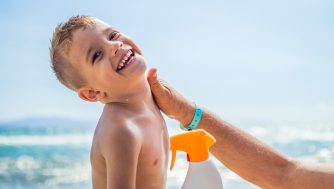 Todo lo que debes tener en cuenta para elegir el mejor protector solar pediátrico