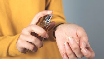 Los 7 perfumes que según la ciencia te hacen más feliz con solo ponértelos