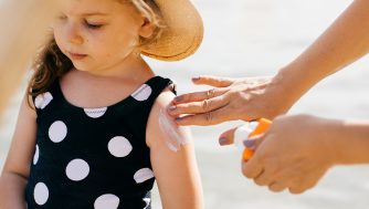 Los 5 mejores protectores solares pediátricos para cuidar la piel de tu niño o bebé en 2025