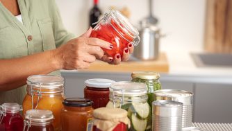 Seguro que no lo sabes, pero estos son los 6 beneficios que tienen los encurtidos en tu salud